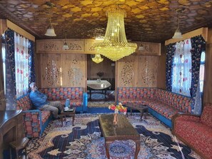 Luxury Suite, Lake View | Living area