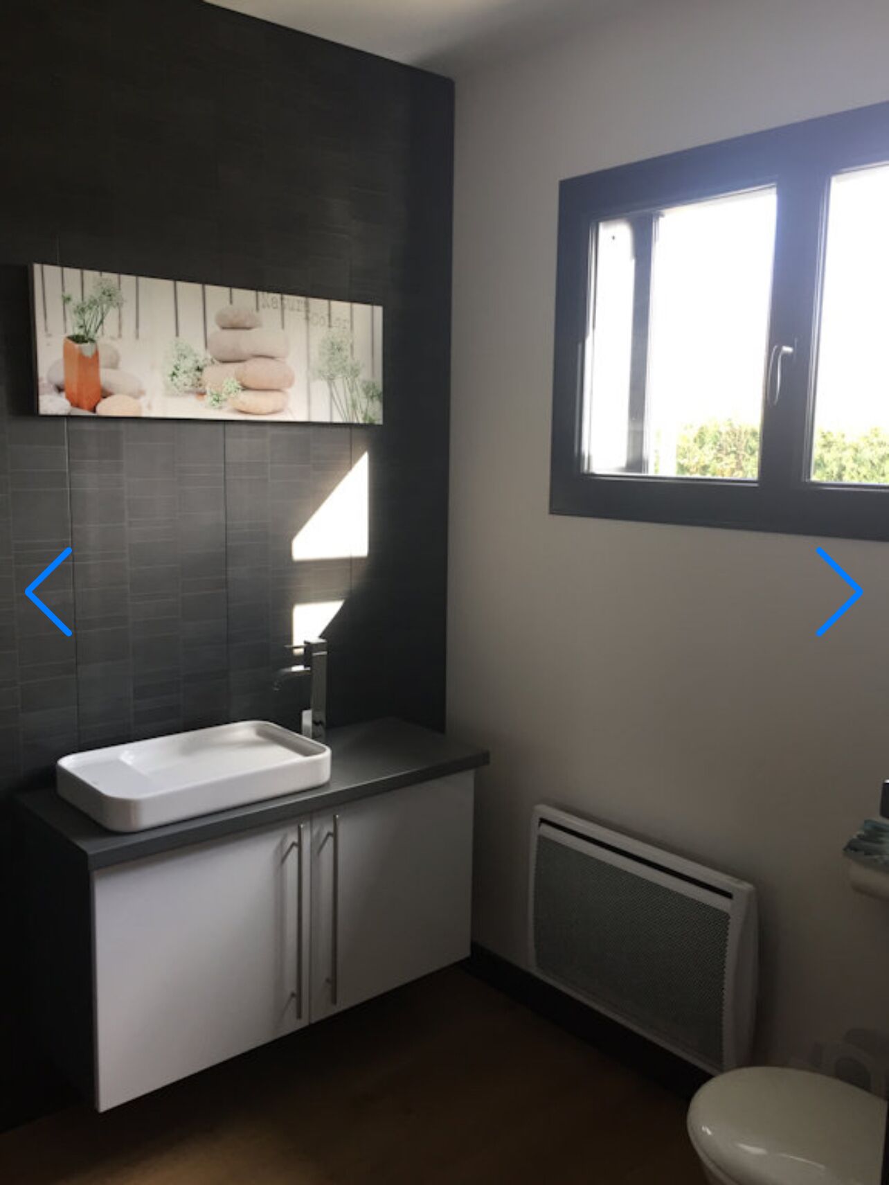 Ducha, secador de pelo, toallas y papel higiénico