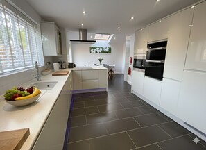 Fridge, microwave, oven, stovetop - Stylish Apartment - An Easy Walk to Addenbrookes (Cambridgeshire)