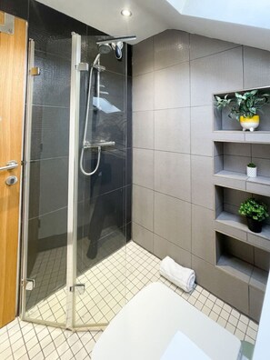 Hair dryer, towels - Easy Walk to Addenbrookes, Stylish 1 bed Apartment (Cambridgeshire)