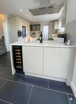 Fridge, microwave, oven, stovetop - Stylish Apartment - An Easy Walk to Addenbrookes (Cambridgeshire)