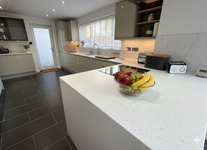 Fridge, microwave, oven, stovetop - Stylish Apartment - An Easy Walk to Addenbrookes (Cambridgeshire)