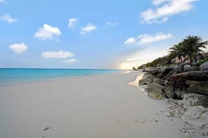 Chaise longue, serviettes de plage