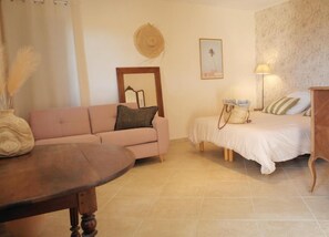 Deluxe-Dreibettzimmer, Blick auf den Weinberg | Kostenloses WLAN