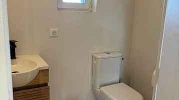 Deluxe Quadruple Room, Vineyard View | Bathroom