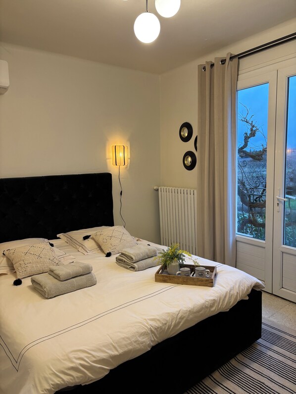 Deluxe Double Room, Air conditioning, Vineyard View | WiFi (free) - Le Mas des vignes en Drome provençale (Rochegude)