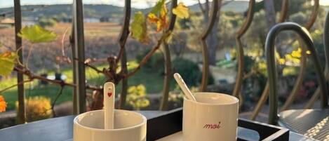 Deluxe Tek Büyük Yataklı Oda, Üzüm Asması Manzaralı | Teras/veranda