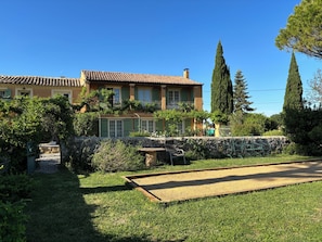 A villa with a garden, a tennis court, and a stone wall. - Le Mas des vignes en Drome provençale (Rochegude)