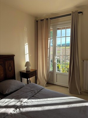 Deluxe-Vierbettzimmer, Blick auf den Weinberg | Kostenloses WLAN