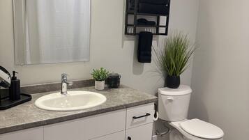 Haartrockner, Handtücher, Seife, Toilettenpapier