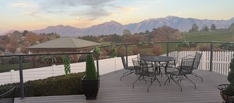 Utah Vista Chalet: Amazing View Deck, Dual Kitchens & Hot Tub, Games Sleeps 15
