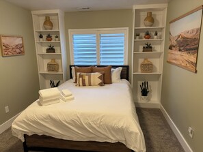 6 bedrooms, iron/ironing board, WiFi, bed sheets