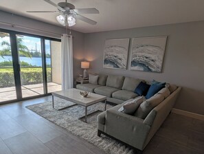 TV - Waterfront views! Pool, Boat Dock, Tennis, Billiards & MORE. 90-day Minimum Stay (North Fort Myers)