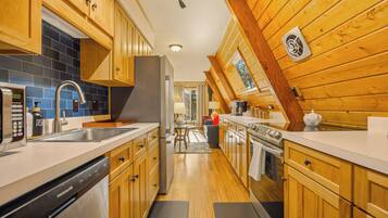 Een koelkast, een microgolfoven, een oven, een kookplaat