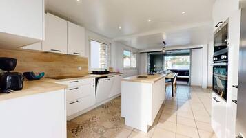 Fridge, microwave, oven, coffee/tea maker