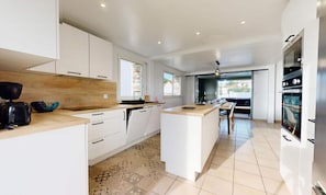 Fridge, microwave, oven, coffee/tea maker - Apartment in Saint-jean Near Beach (Saint-Jean-de-Monts)