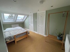 1 bedroom, Internet, bed sheets - Loft Room with Ensuite Bathroom and City Views (London)