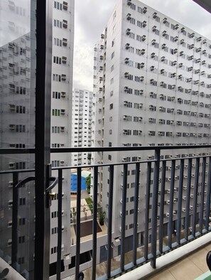 Property grounds - Charming 1-bedroom condo in wonderful Pasay City with AC (Pasay City)