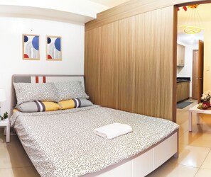 1 bedroom, iron/ironing board, WiFi, bed sheets - Charming 1-bedroom condo in wonderful Pasay City with AC (Pasay City)