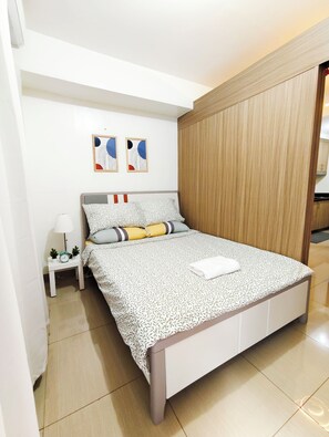 1 bedroom, iron/ironing board, WiFi, bed sheets - Charming 1-bedroom condo in wonderful Pasay City with AC (Pasay City)