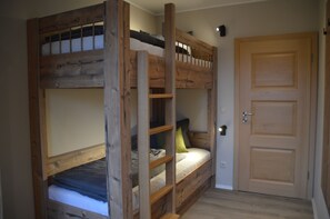 2 dormitorios, tabla de planchar con plancha, cuna de viaje