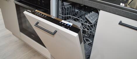 Fridge, oven, stovetop, dishwasher