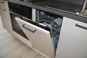 Fridge, oven, stovetop, dishwasher