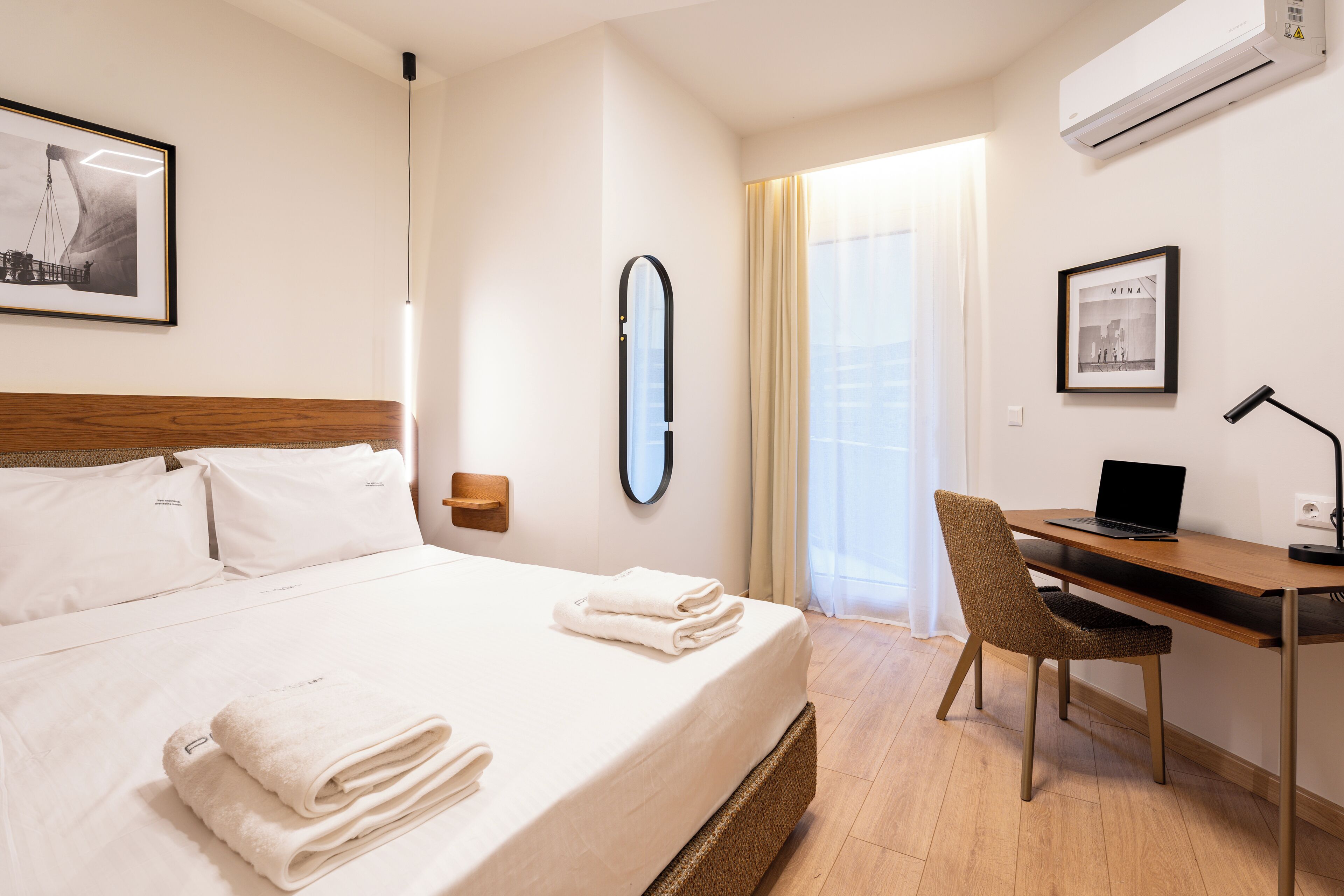 Superior Apartment Suite, Sea View | Een kluis op de kamer, een laptopwerkplek, een strijkplank/strijkijzer