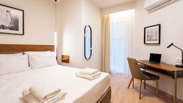 Superior Apartment Suite, Sea View | Peti besi dalam bilik, ruang kerja komputer riba