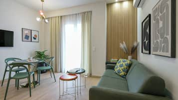 Superior Apartment Suite, Sea View | Woonruimte | Een flatscreentelevisie en een printer
