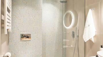 Superior Apartment Suite, Sea View | Bilik Mandi | Pancuran mandi, pengering rambut, selipar, tuala disediakan