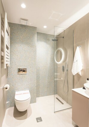 Superior Apartment Suite, Sea View | Badkamer | Een douche, een haardroger, pantoffels, handdoeken