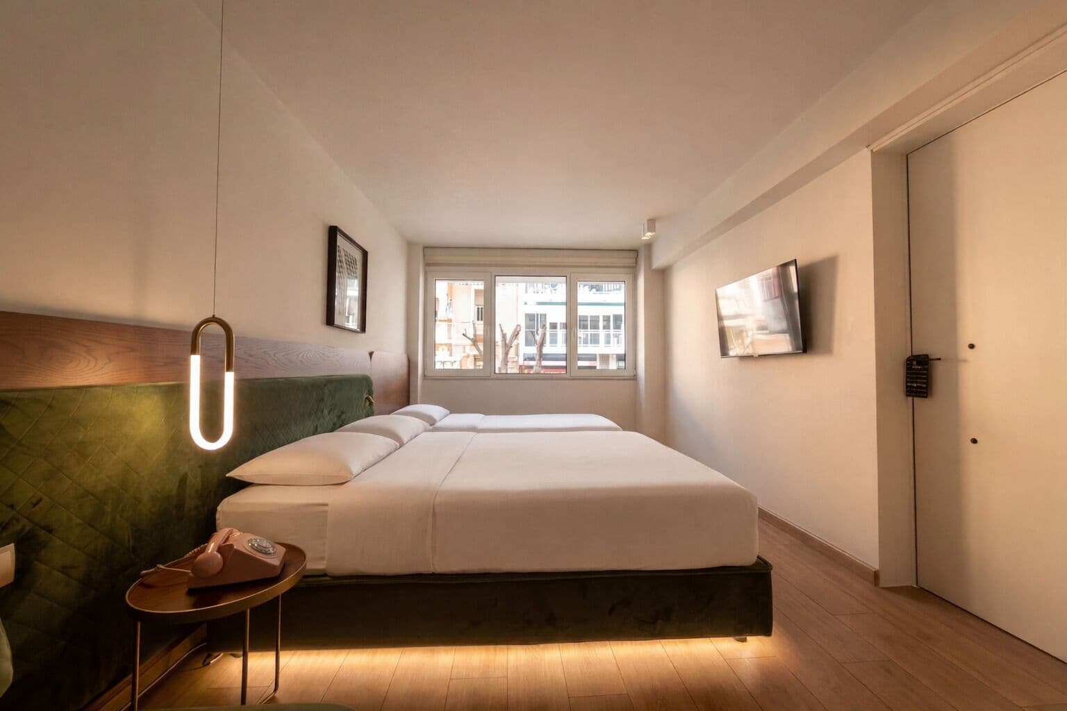 In-room safe, laptop workspace, iron/ironing board, free WiFi