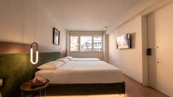 In-room safe, laptop workspace, iron/ironing board, free WiFi