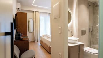 Comfort tweepersoonskamer, uitzicht op zee | Een kluis op de kamer, een laptopwerkplek, een strijkplank/strijkijzer