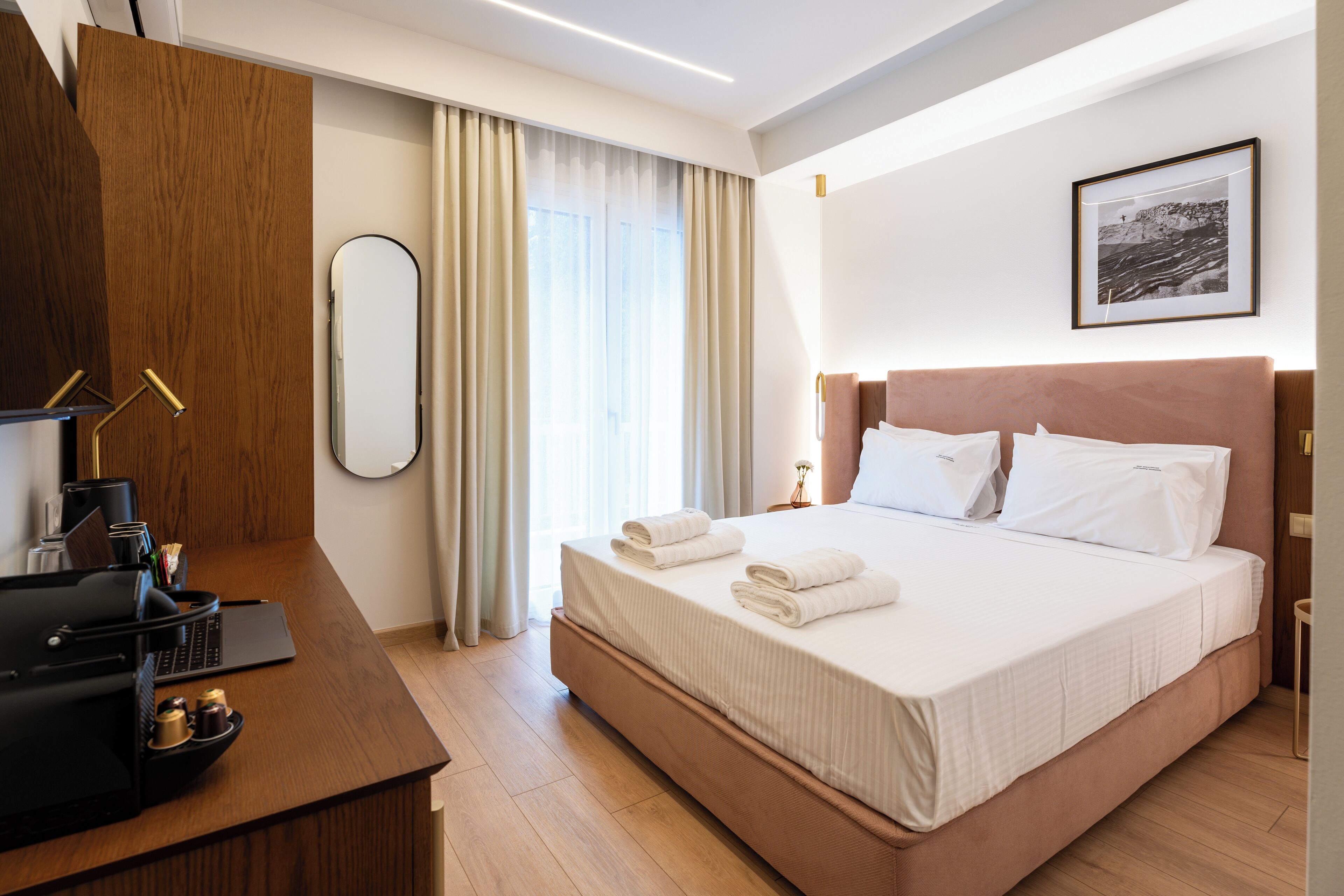 Comfort tweepersoonskamer, uitzicht op zee | Een kluis op de kamer, een laptopwerkplek, een strijkplank/strijkijzer