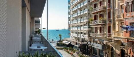 In-room safe, laptop workspace, iron/ironing board, free WiFi