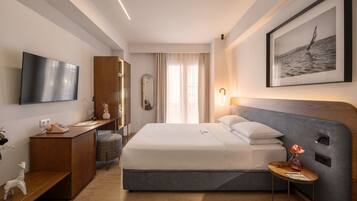 In-room safe, laptop workspace, iron/ironing board, free WiFi