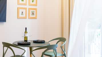 Superior Apartment Suite, Sea View | Tempat makan