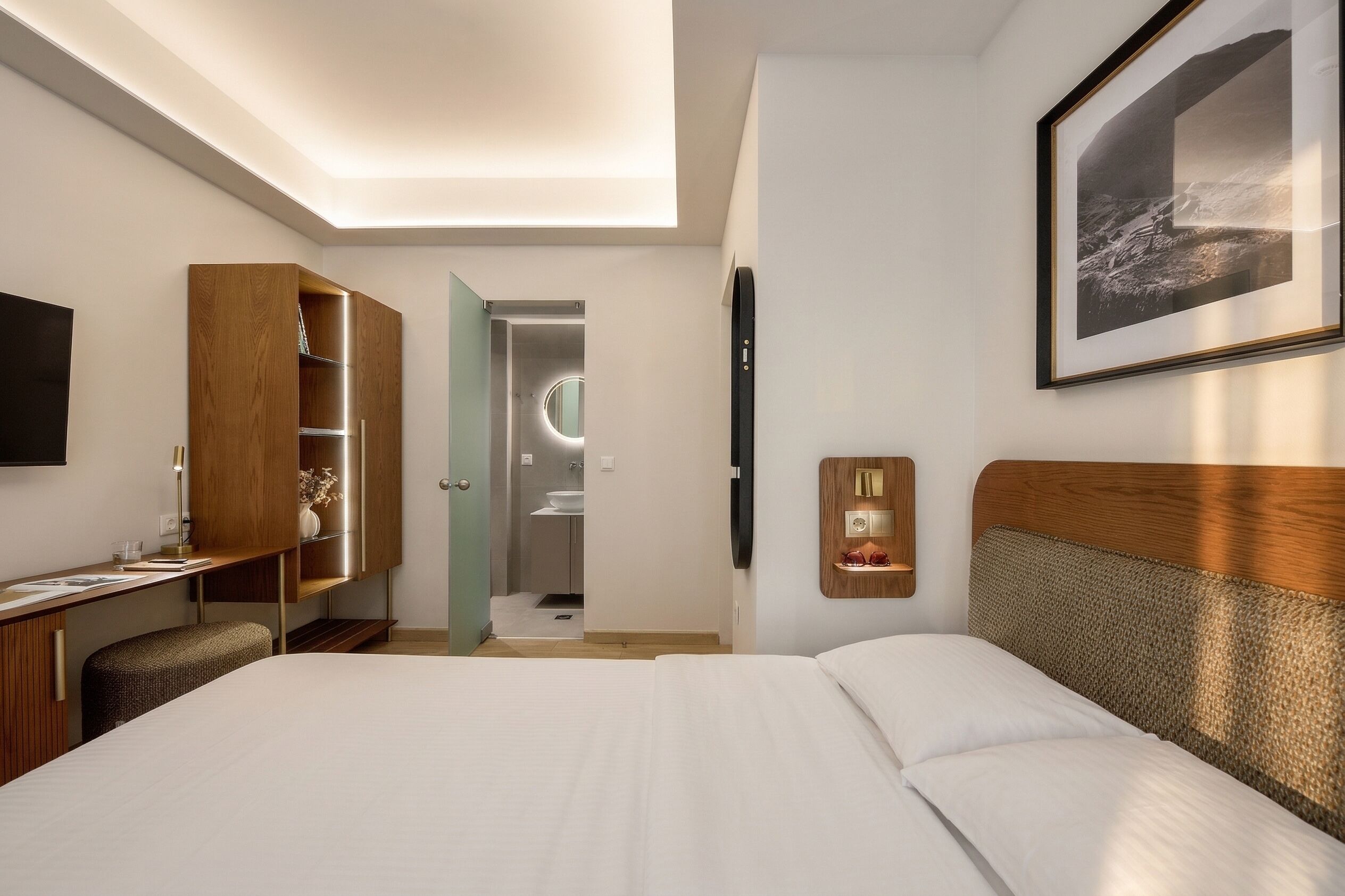 Dobbeltrom – standard, byutsikt | Safe på rommet, skrivebord for bærbar PC og strykejern/-brett