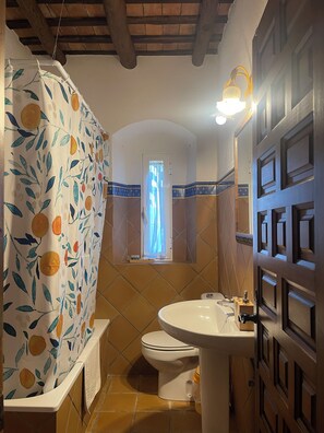 مستلزمات مجانية للعناية الشخصية، مجففات شعر، مناشف، صابون