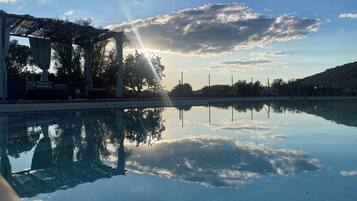 Piscina externa sazonal, barracas de cortesia, espreguiçadeiras