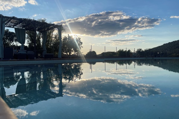 Seasonal outdoor pool, free cabanas, sun loungers