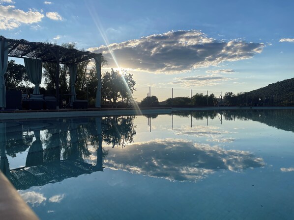 Una piscina al aire libre de temporada, camas de piscina gratis