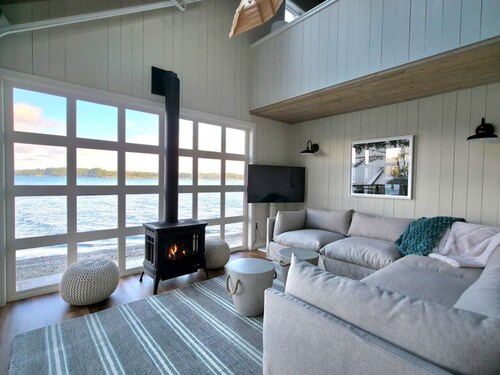 Beachfront cabin, dock, water views