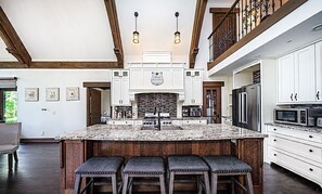 ثلاجة، ميكروويف، فرن، موقد طهي مسطح