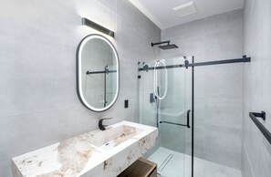 Haartrockner, Bidet, Handtücher, Seife