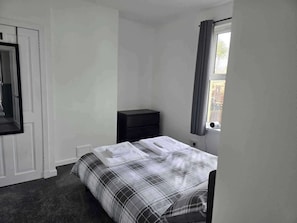 2 bedrooms, free WiFi, bed sheets - Apartment - Sleeps 4 - Hot Tub, Pet-friendly (Eyemouth)