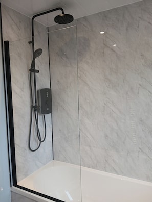 Combined shower/bathtub, deep-soaking bathtub, hair dryer, towels - Apartment - Sleeps 4 - Hot Tub, Pet-friendly (Eyemouth)