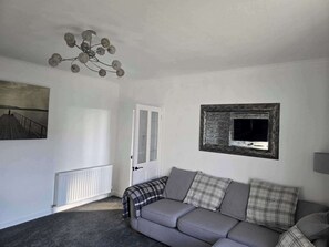 Living area - Apartment - Sleeps 4 - Hot Tub, Pet-friendly (Eyemouth)